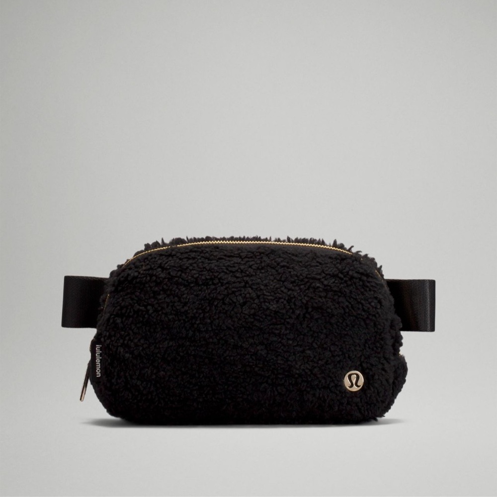Lululemon everywhere fleece belt bag